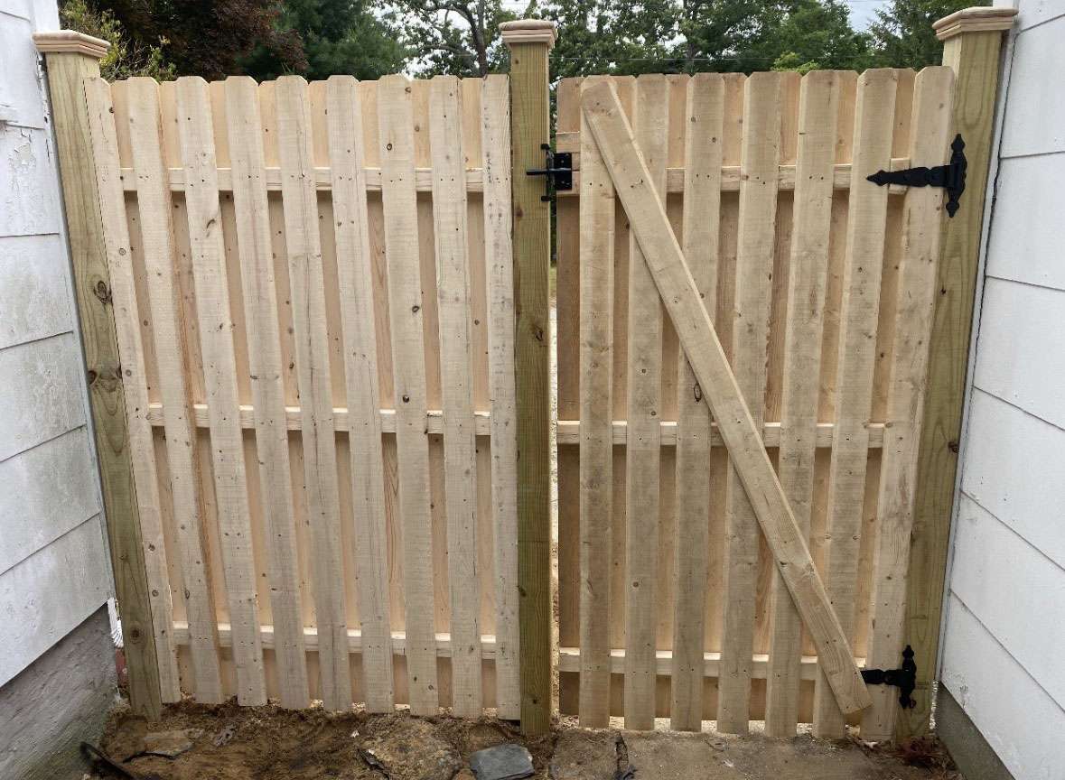 Magistrale crew installing a vinyl fence